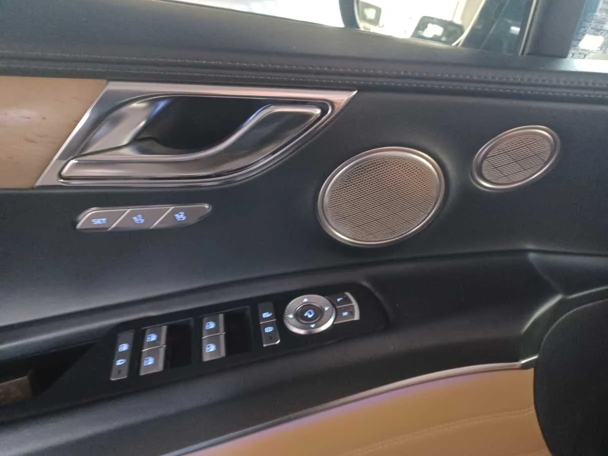 Car image 26