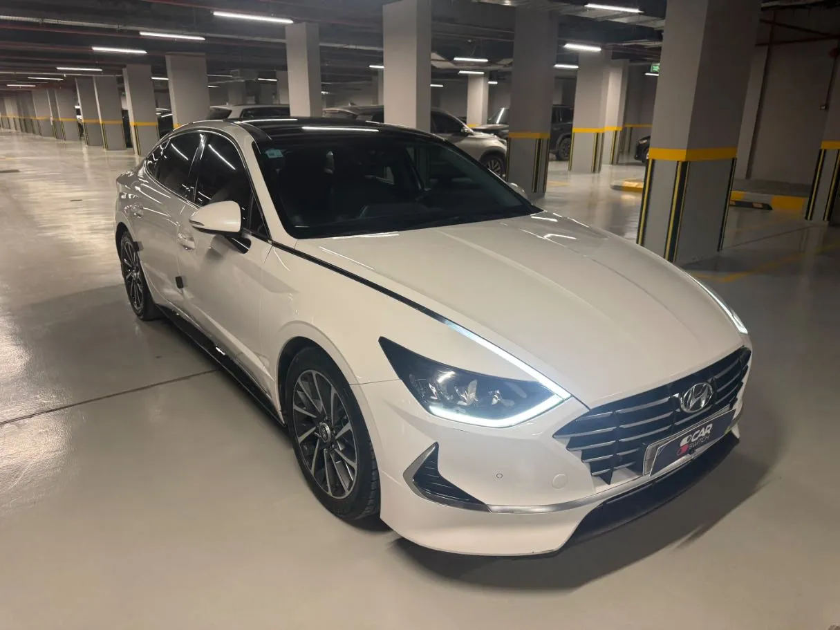 Car image 3