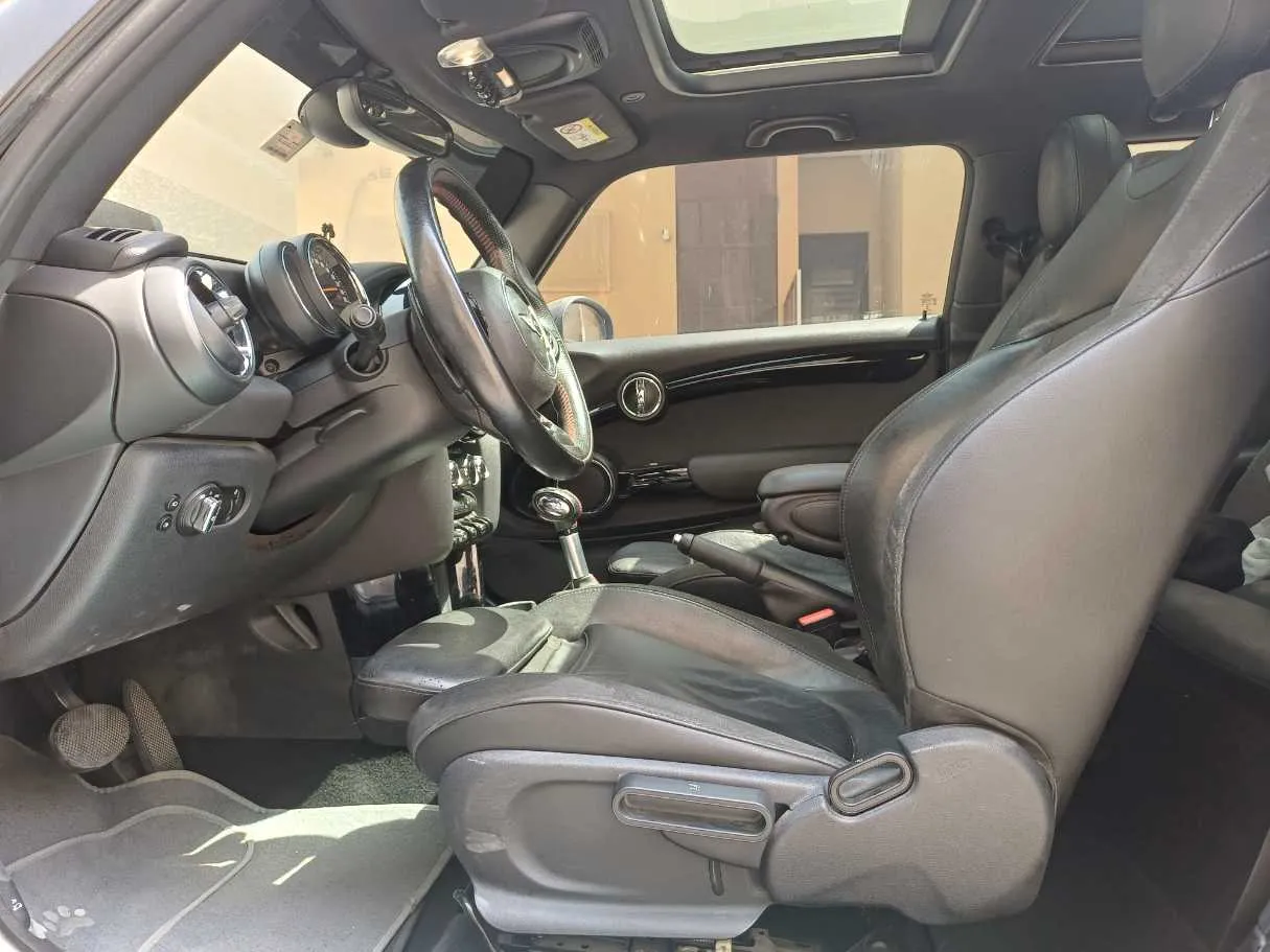 Car image 12