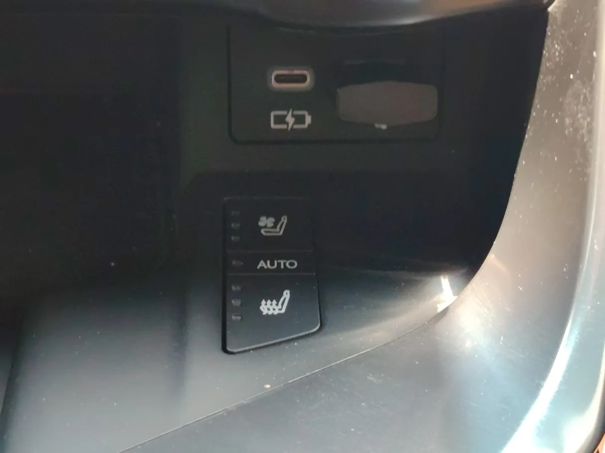 Car image 24