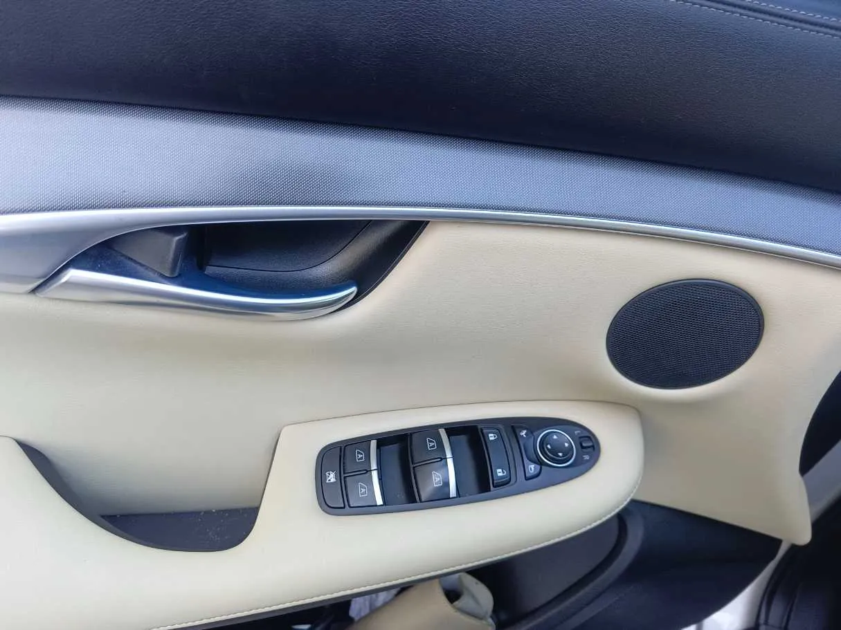 Car image 32