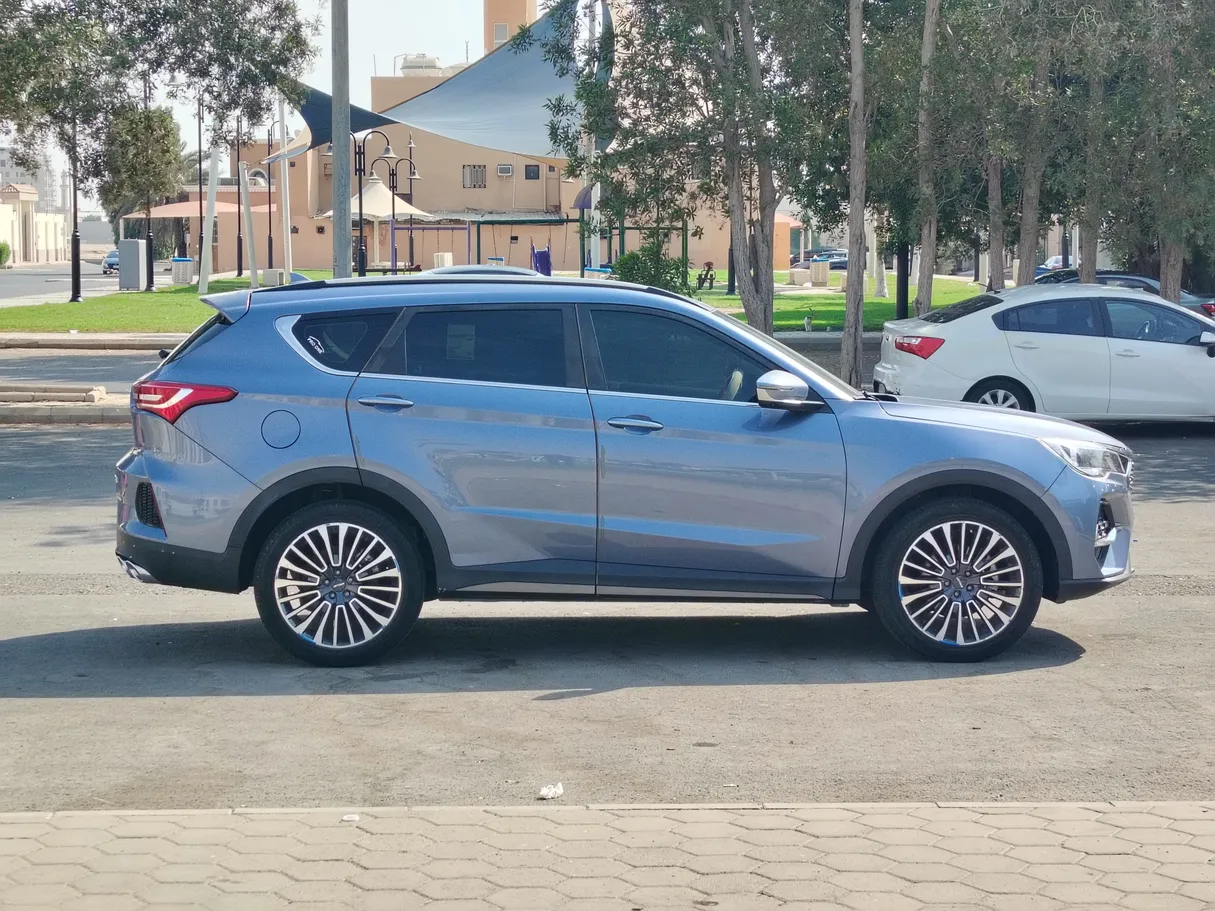 Car image 4