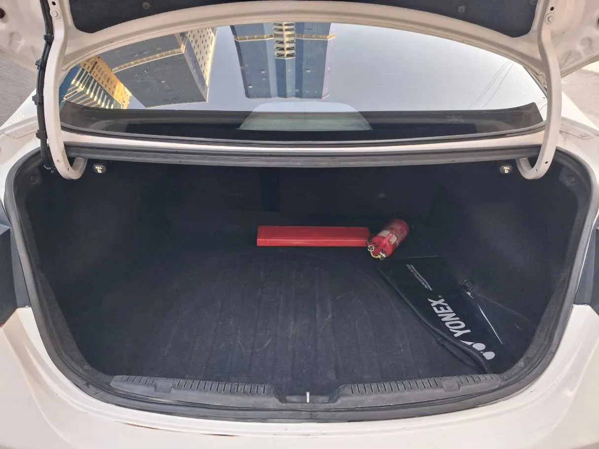 Car image 19
