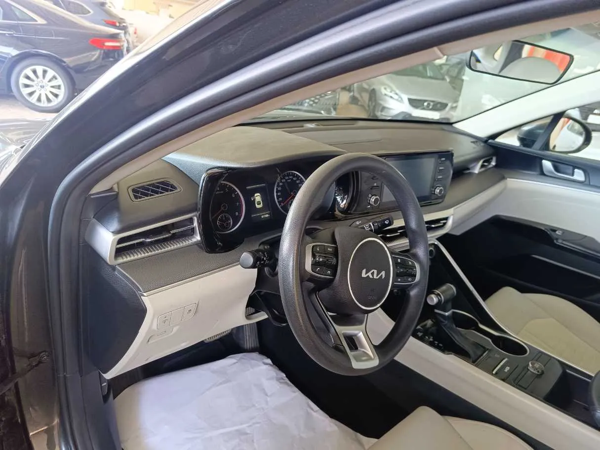Car image 9