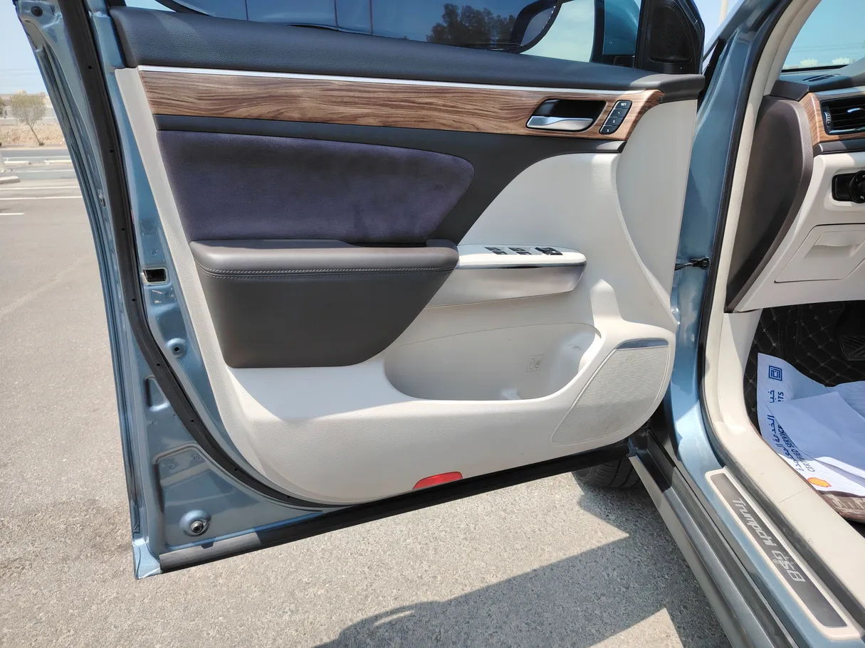 Car image 10