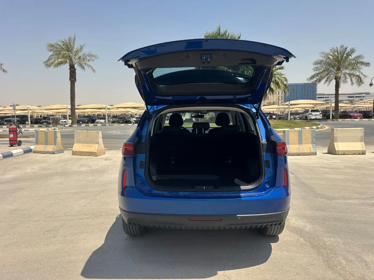 Car image 19