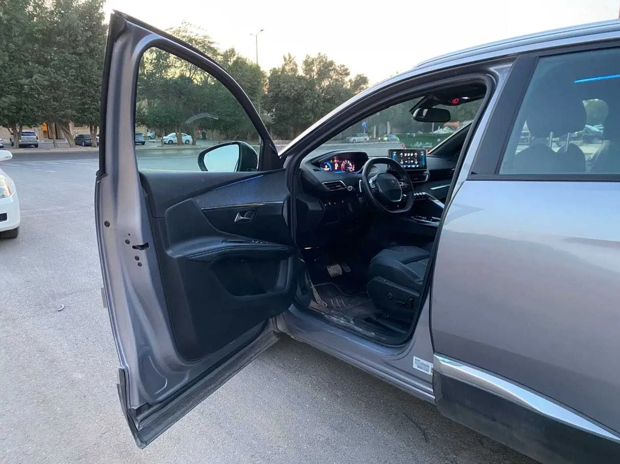 Car image 10