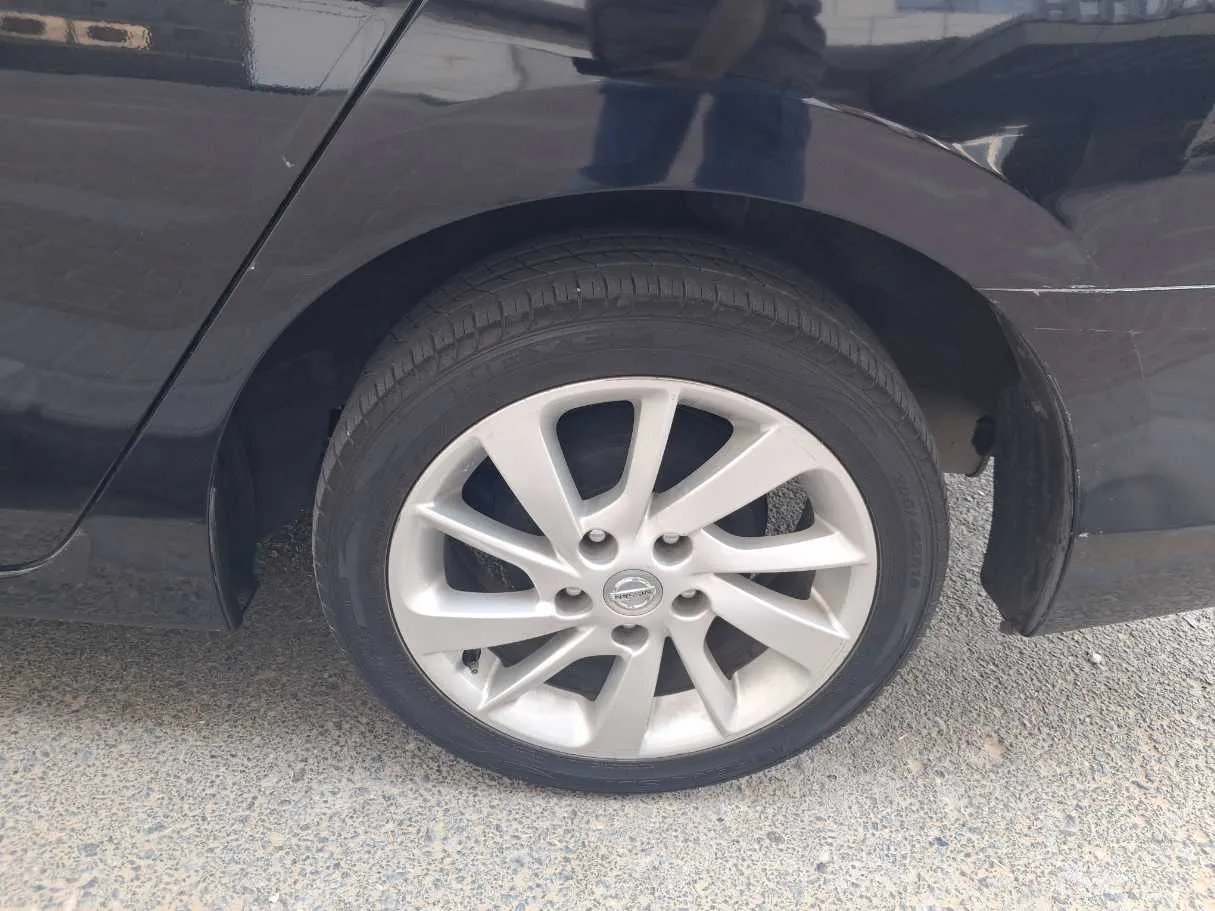 Car image 9