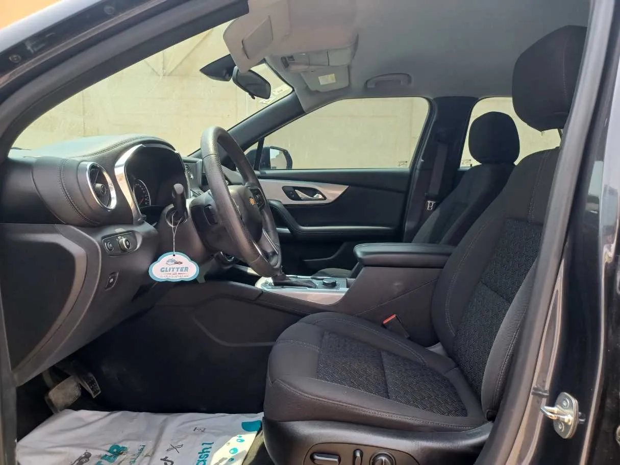 Car image 12