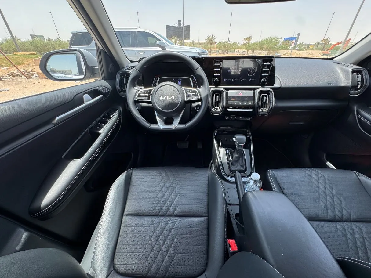 Car image 16