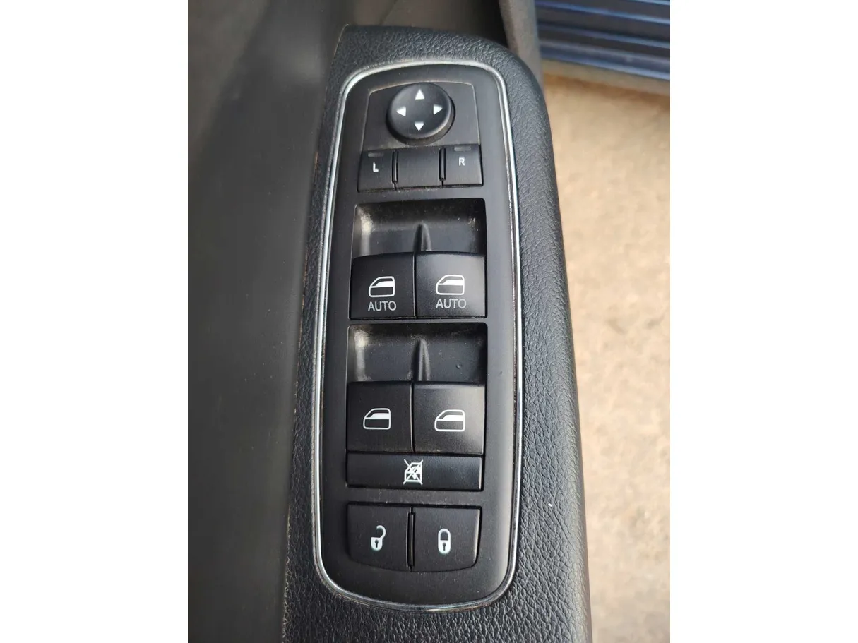 Car image 27