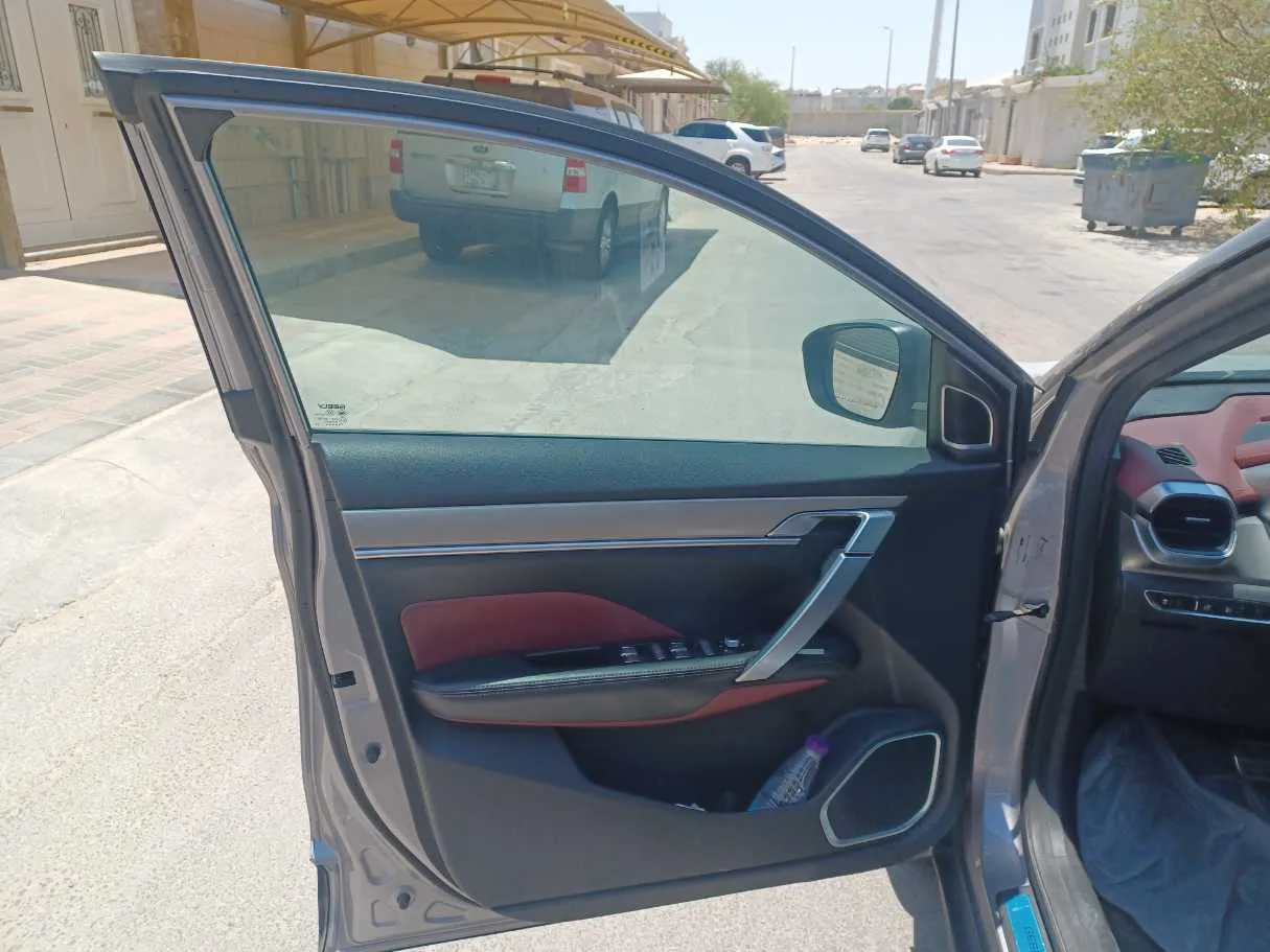 Car image 10