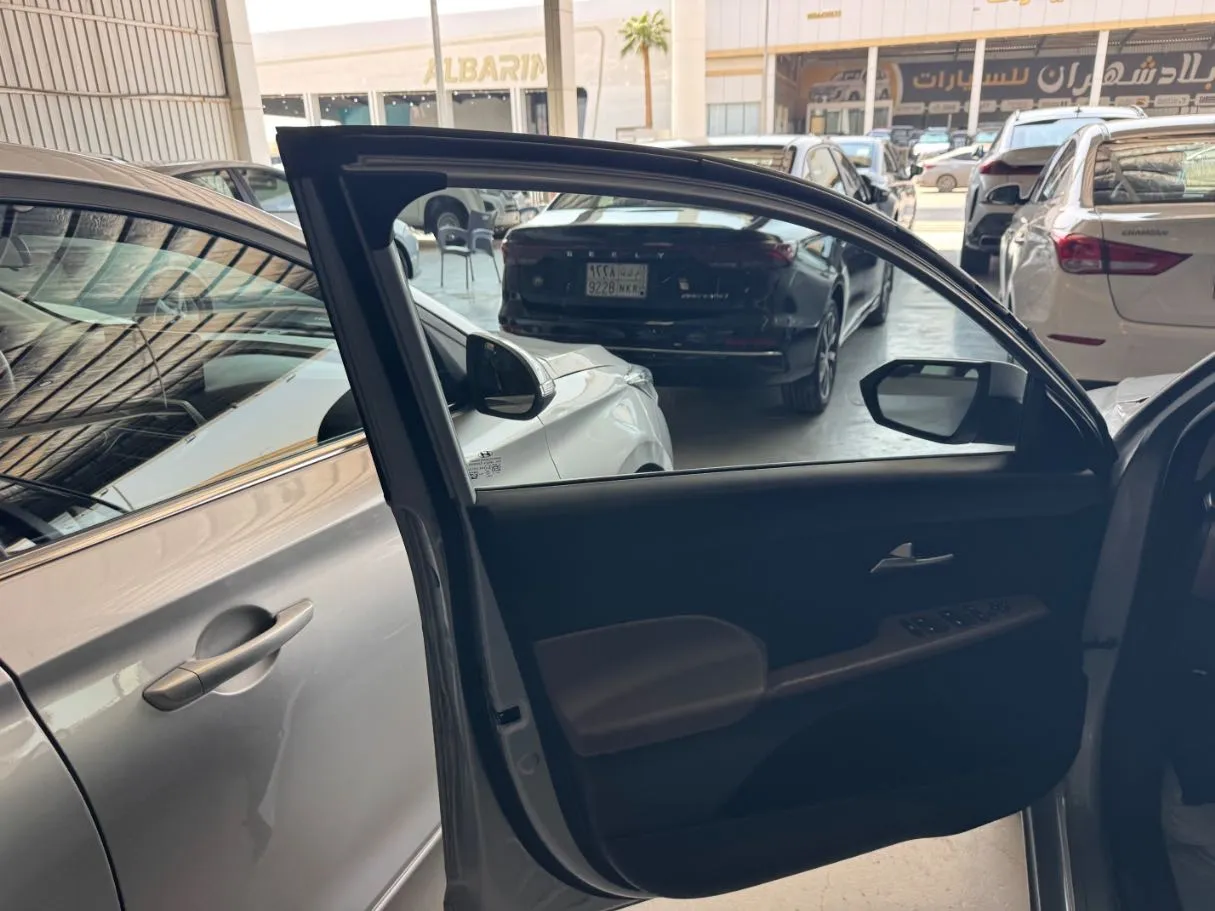Car image 8