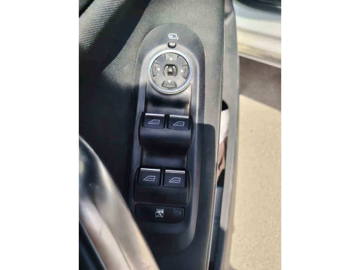 Car image 28