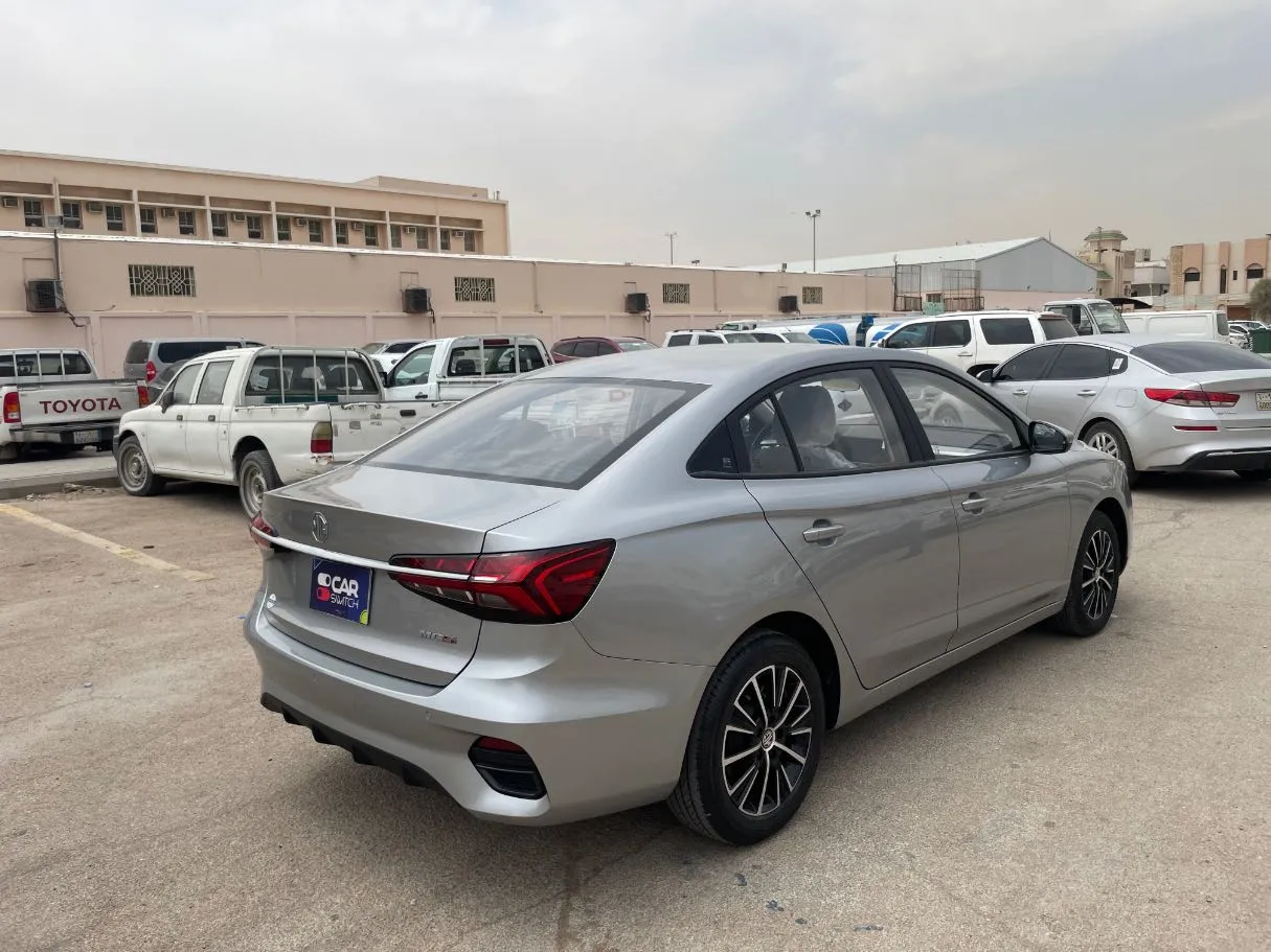 Car image 5