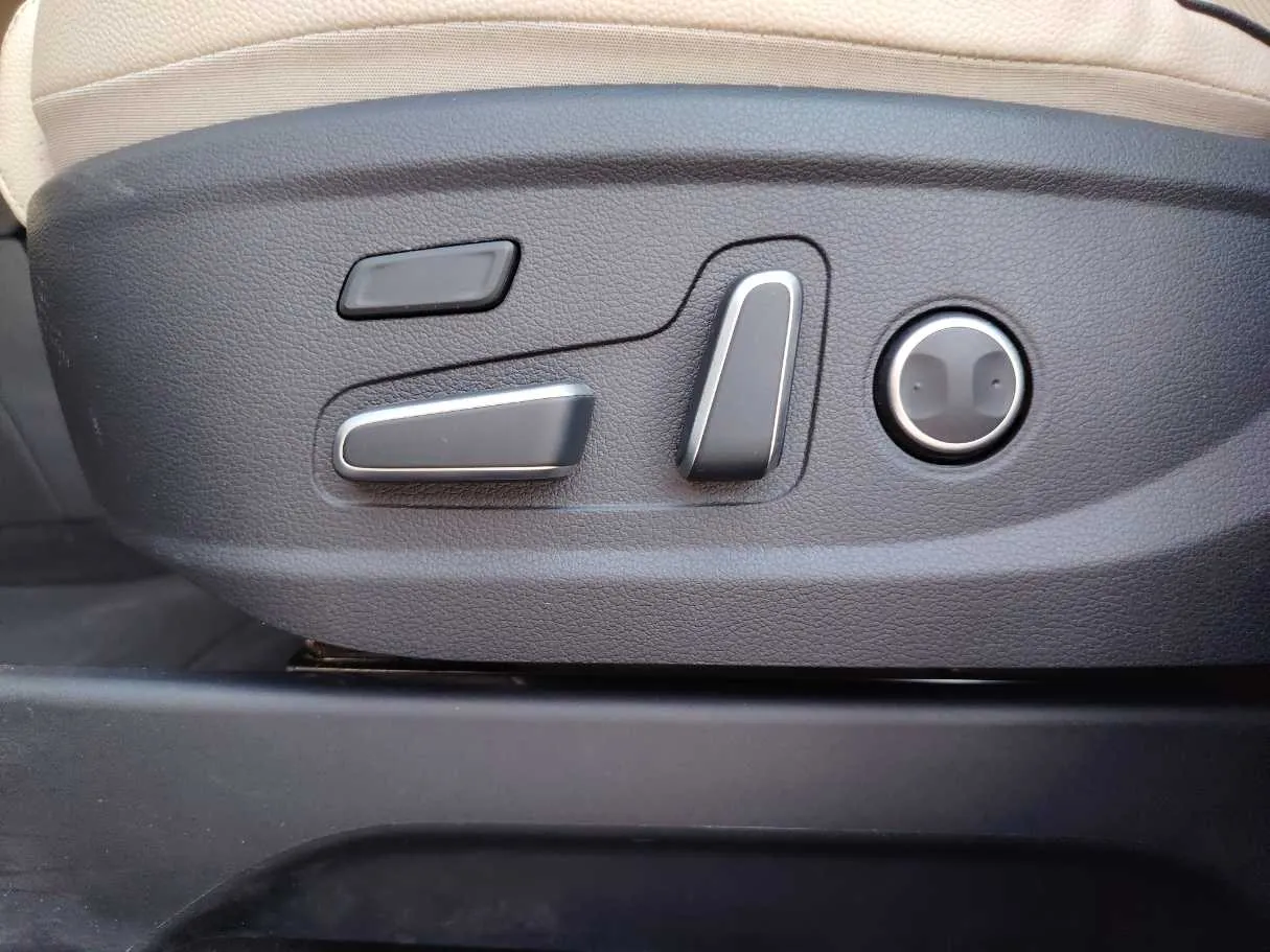 Car image 32