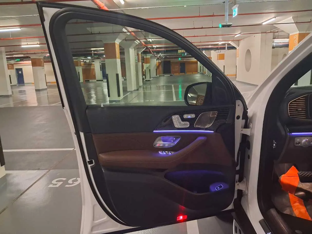 Car image 10