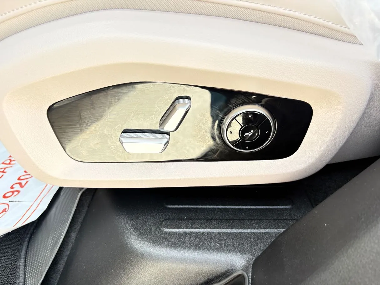 Car image 29