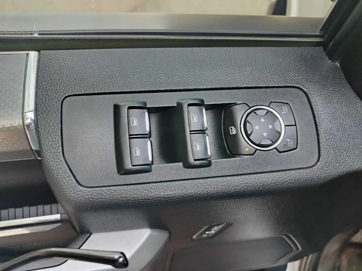 Car image 34