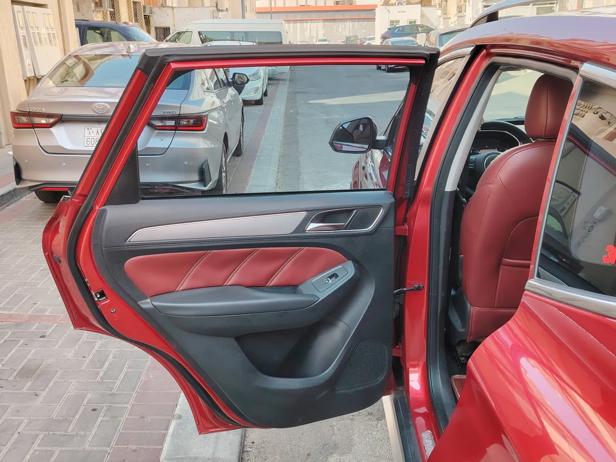 Car image 12