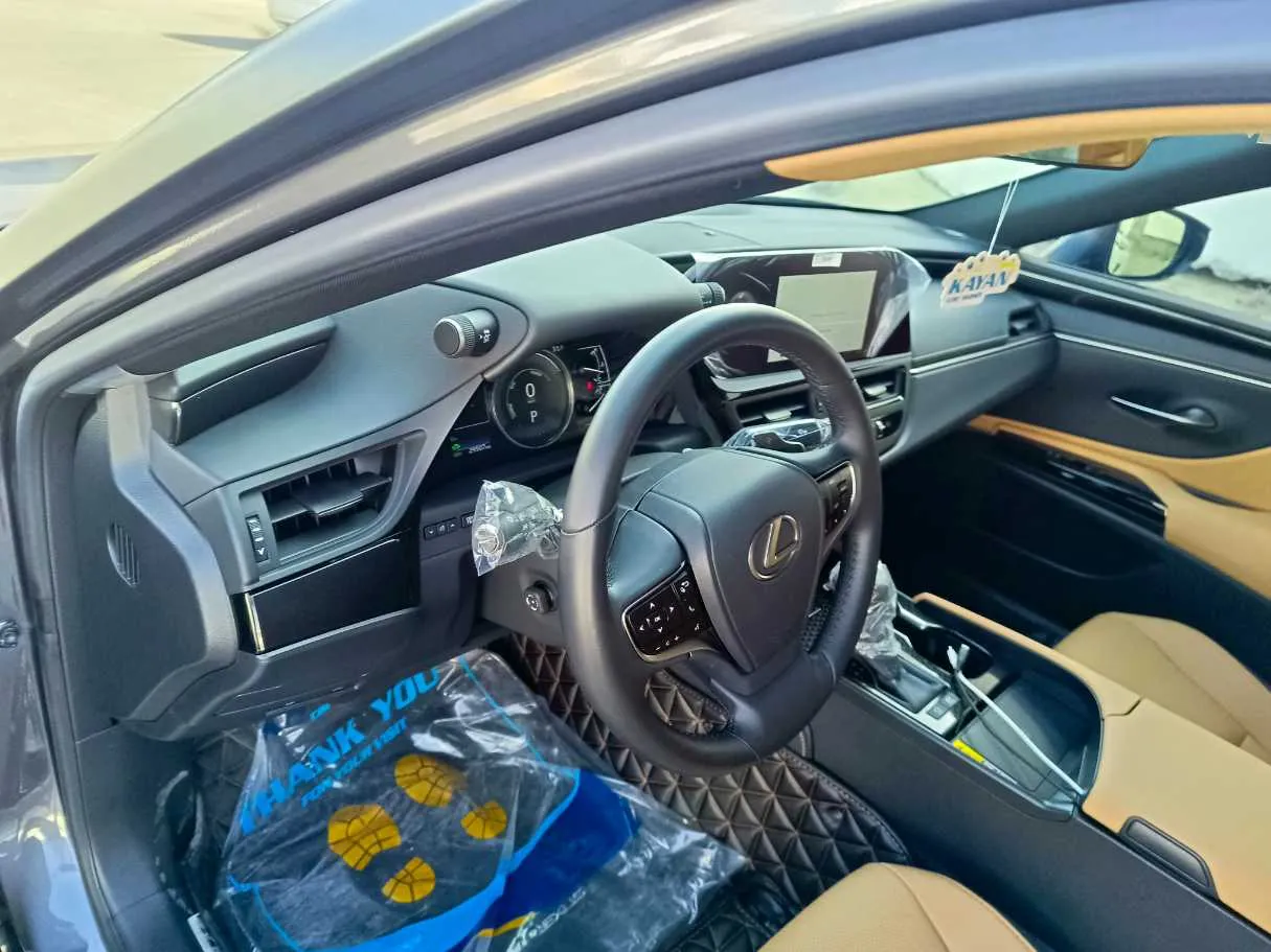 Car image 14