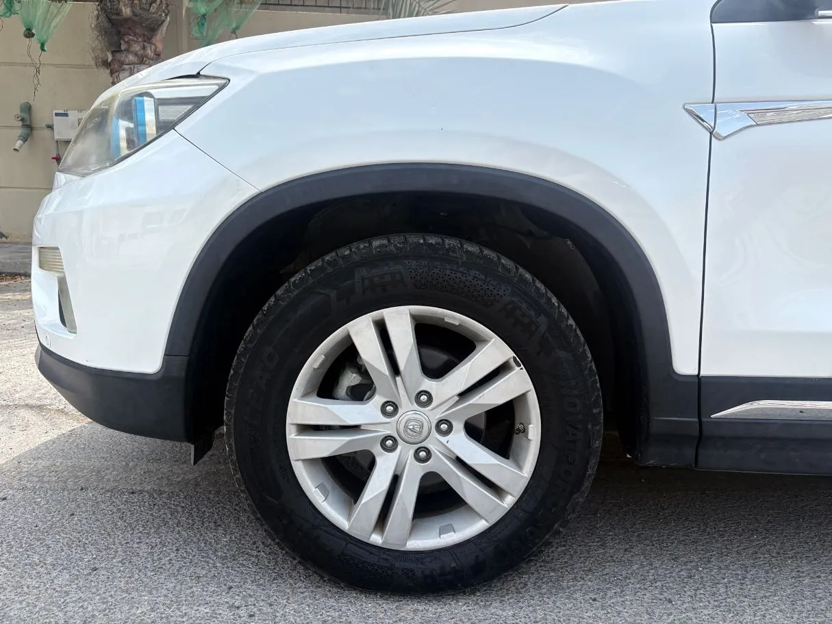 Car image 9