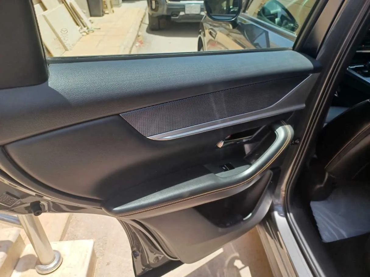 Car image 14