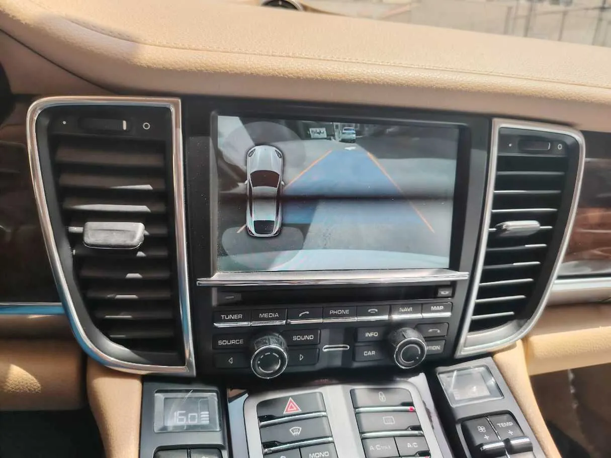Car image 26