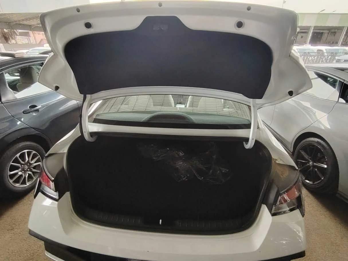 Car image 27