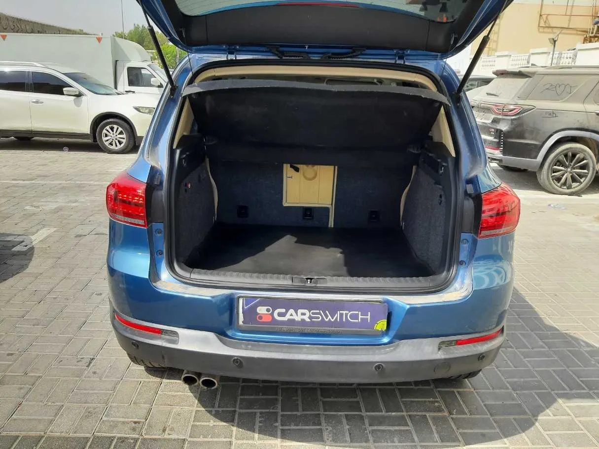 Car image 19