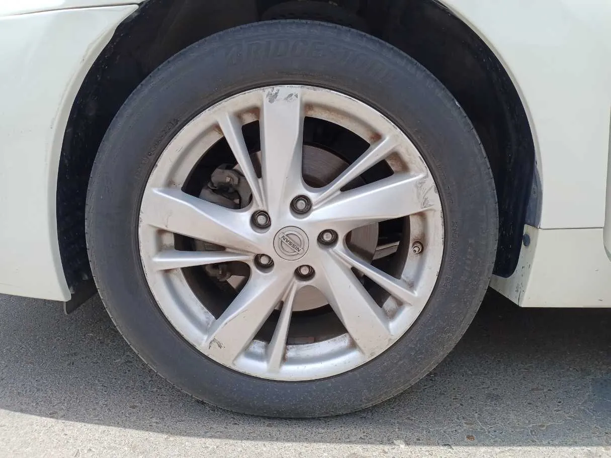 Car image 9