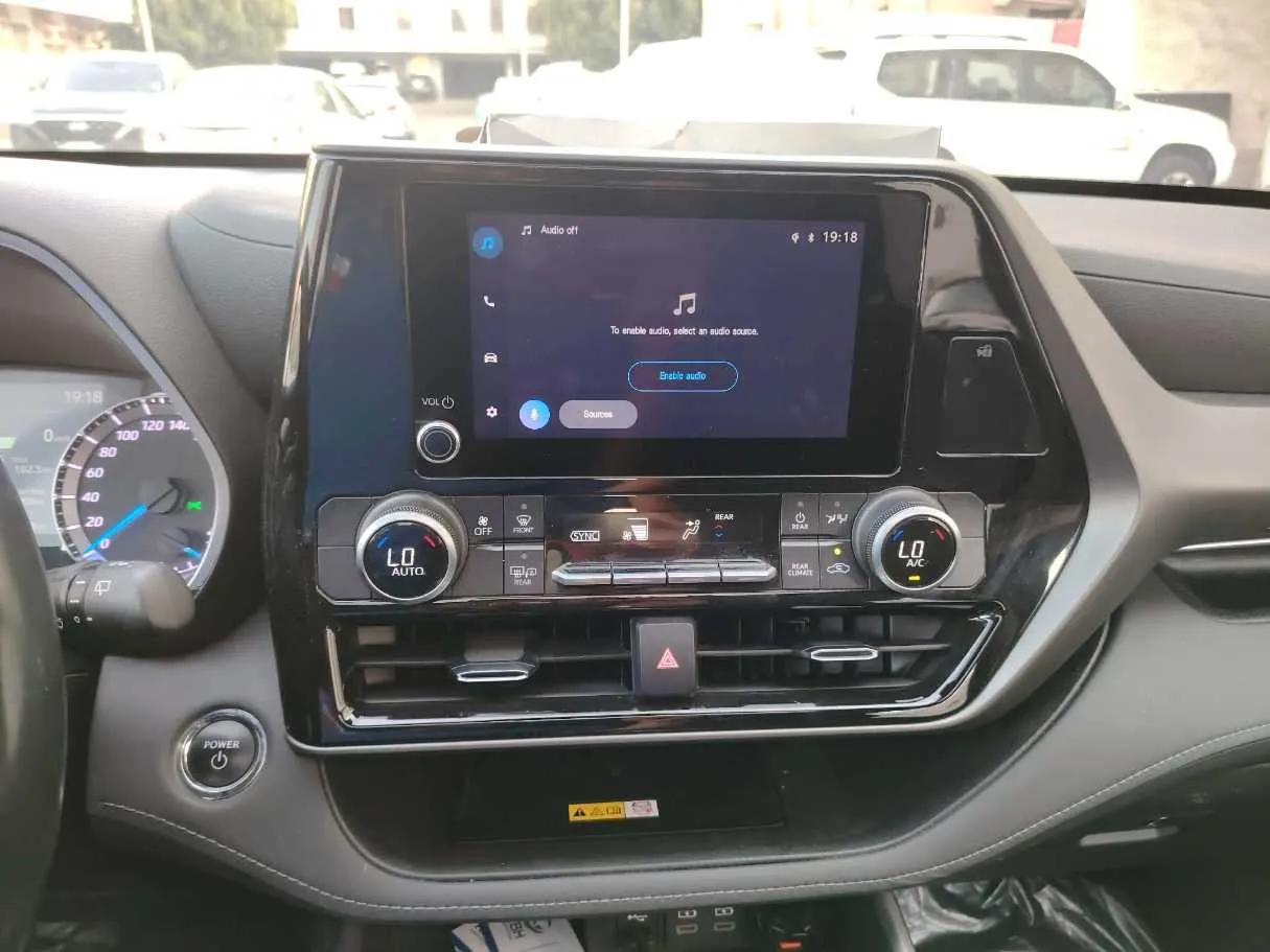 Car image 25