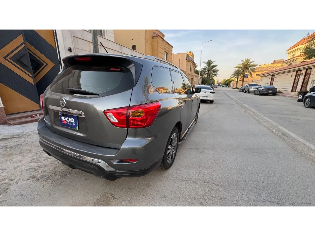 Car image 5