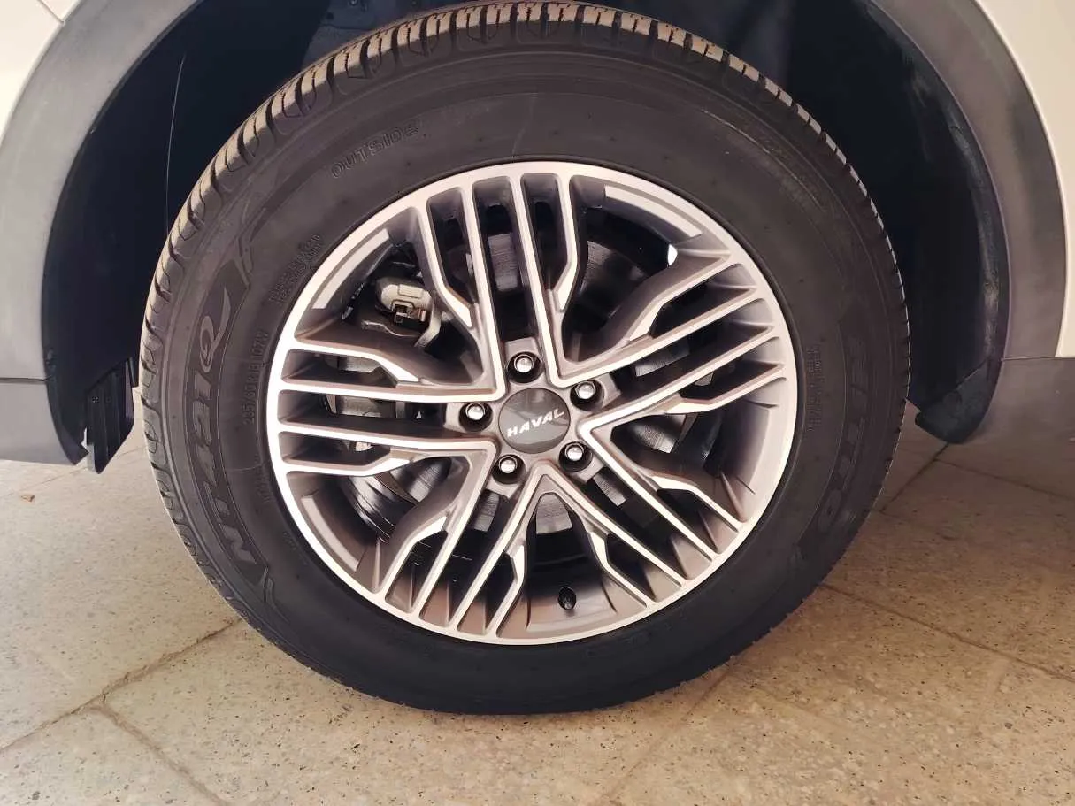 Car image 10