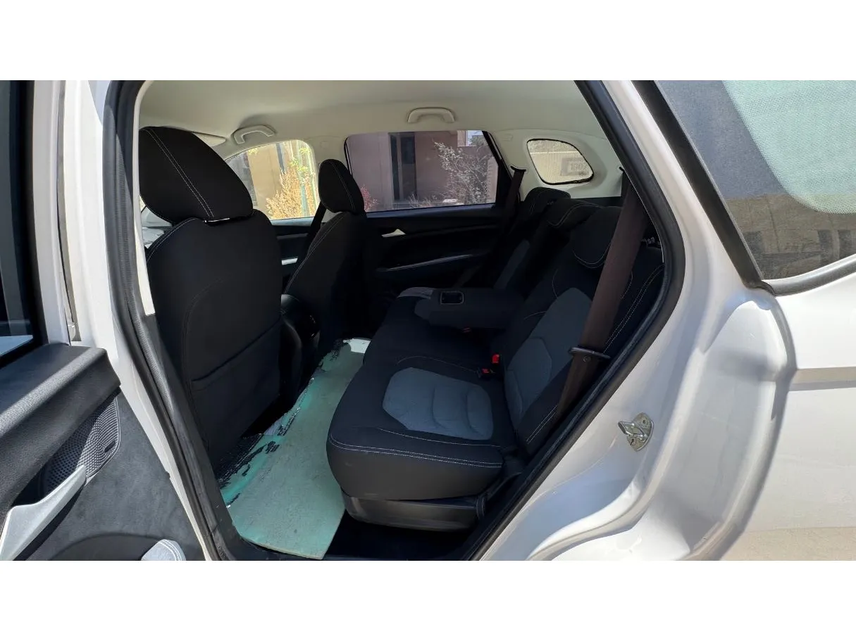 Car image 12