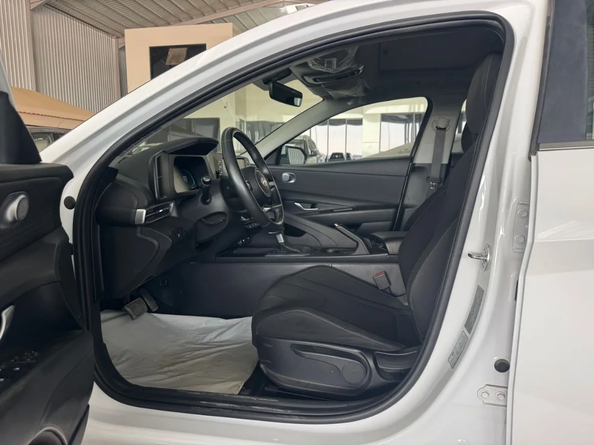 Car image 11