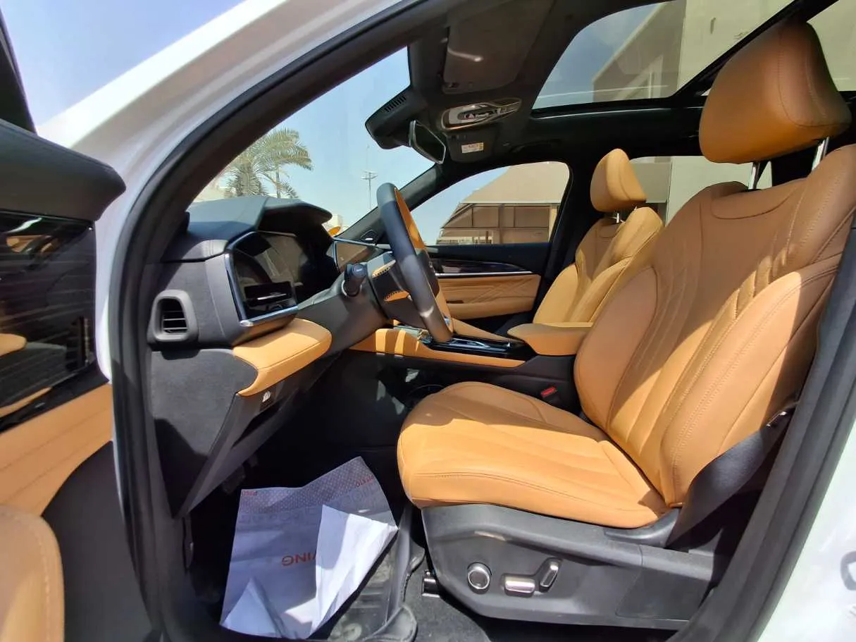 Car image 12