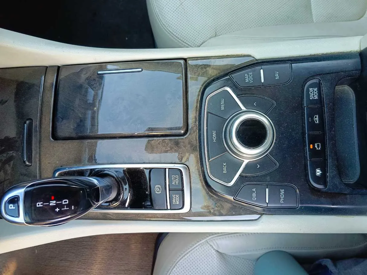 Car image 24