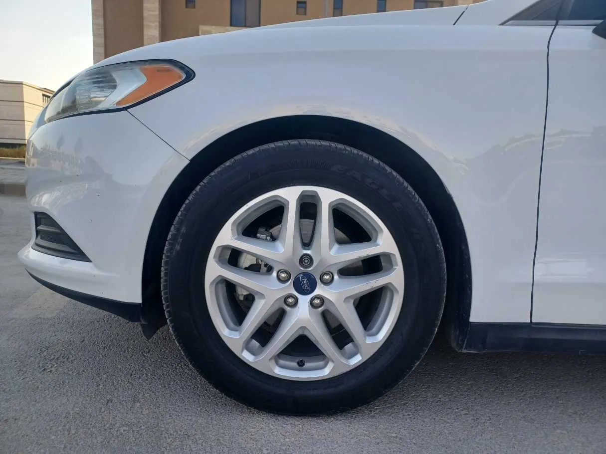 Car image 9