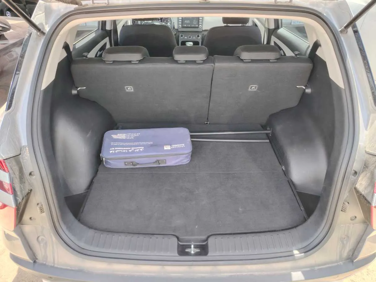 Car image 30
