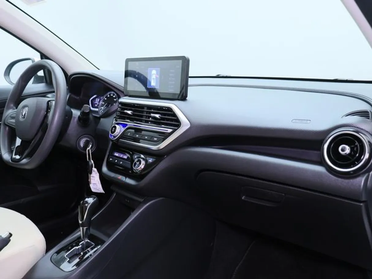Car image 10