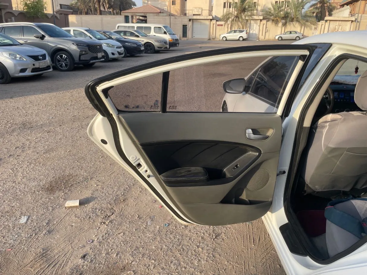 Car image 14
