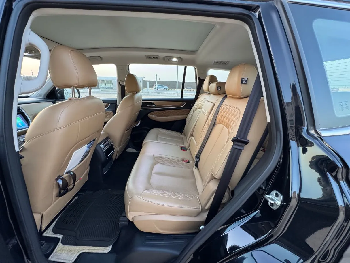 Car image 12