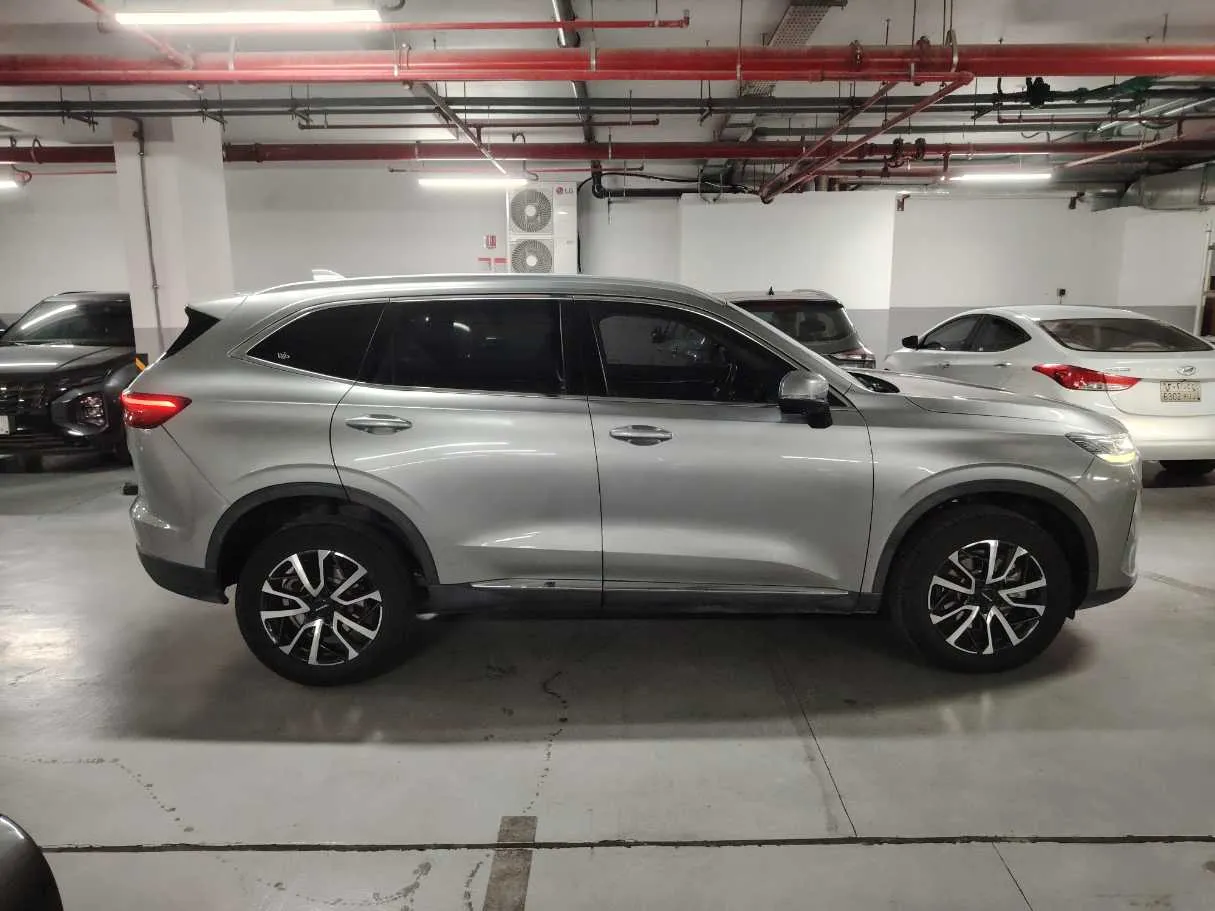 Car image 4