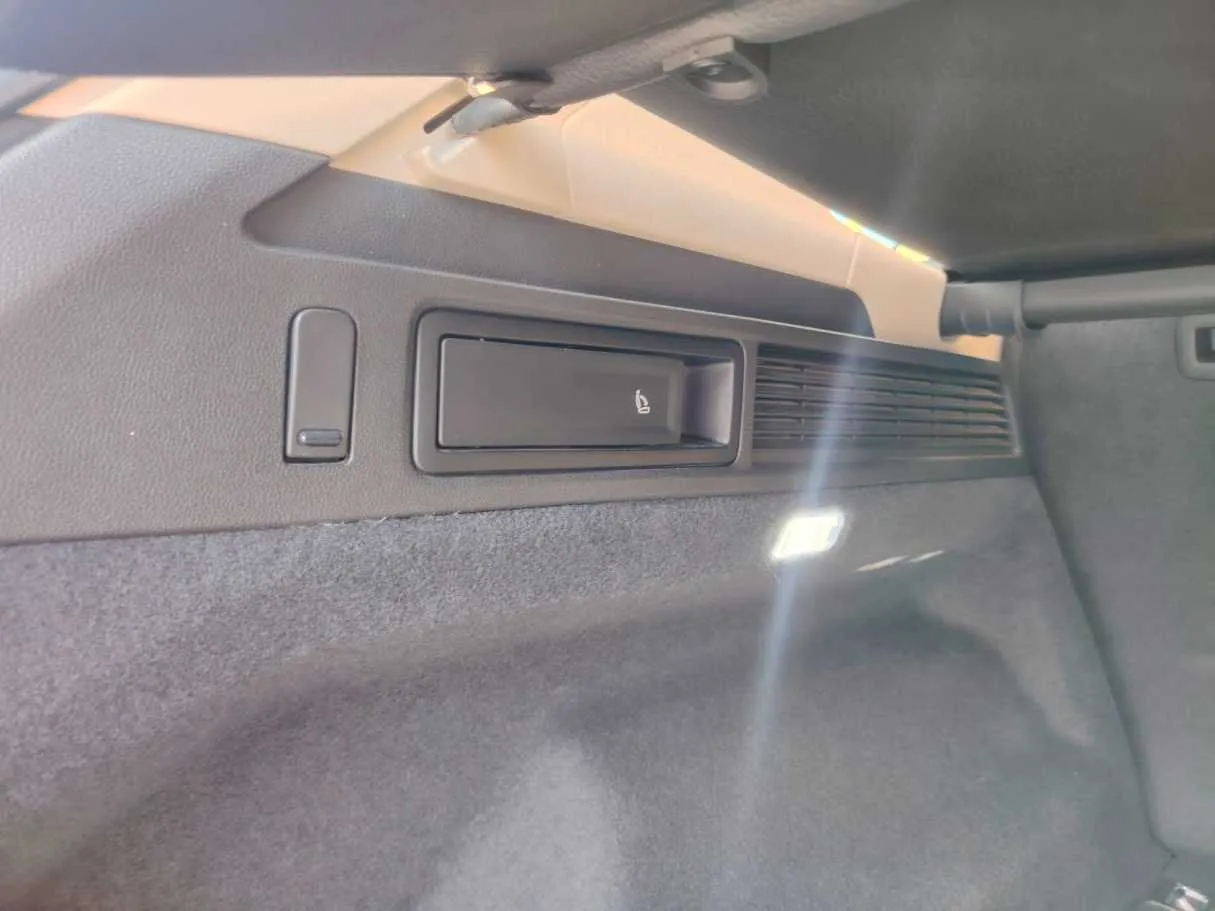 Car image 28