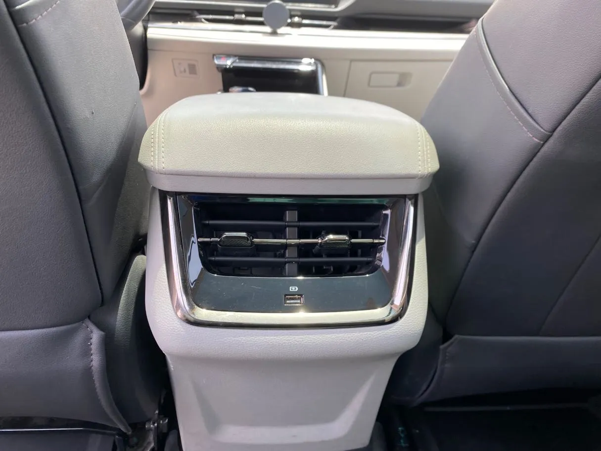 Car image 24