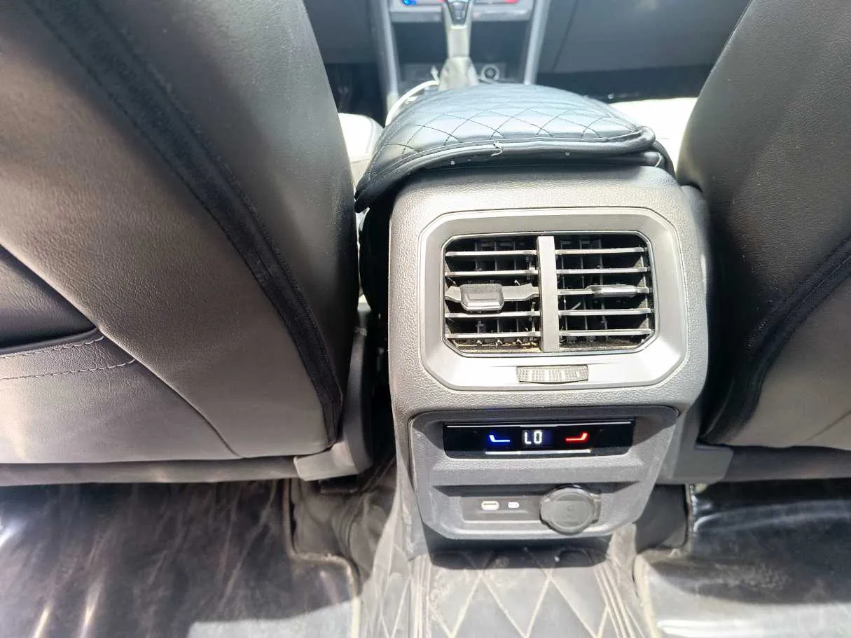 Car image 30