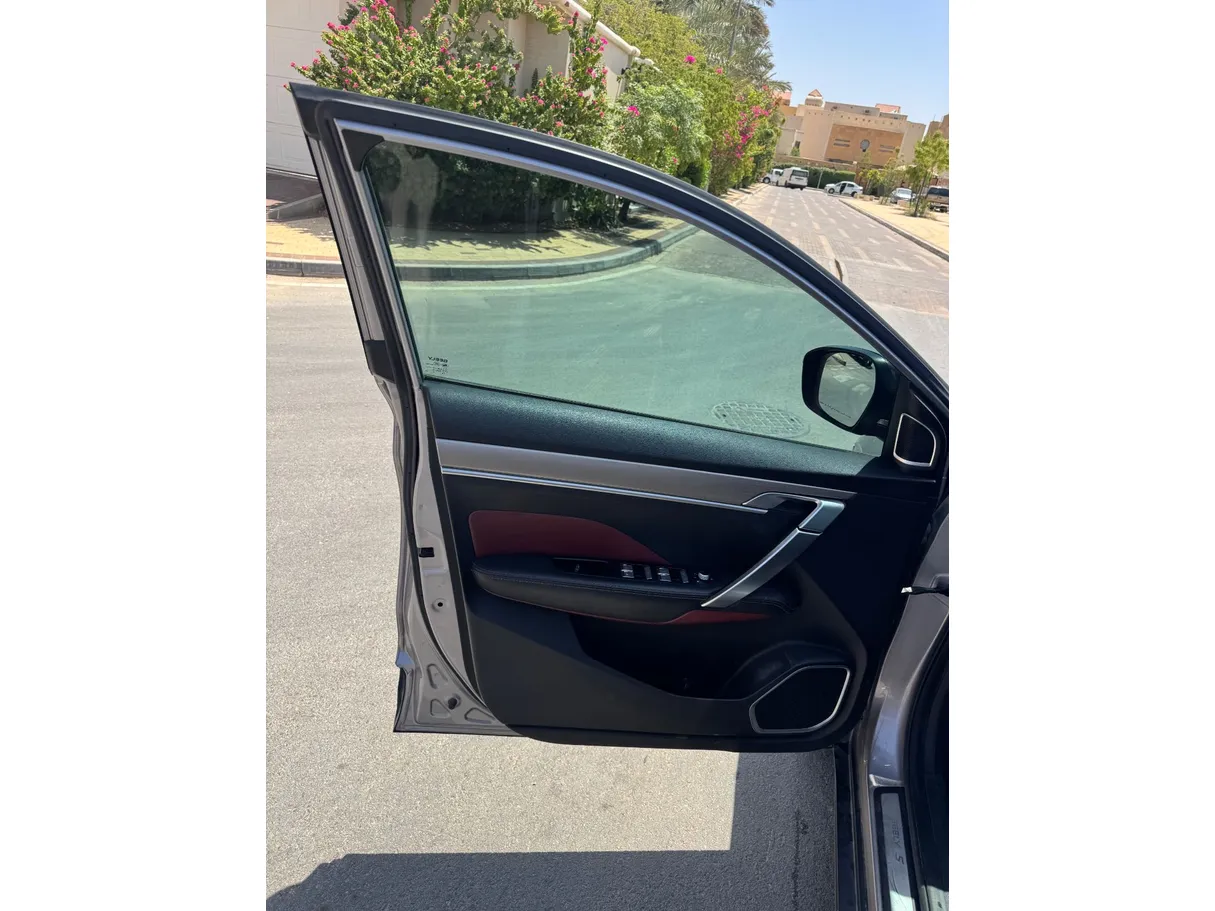 Car image 10
