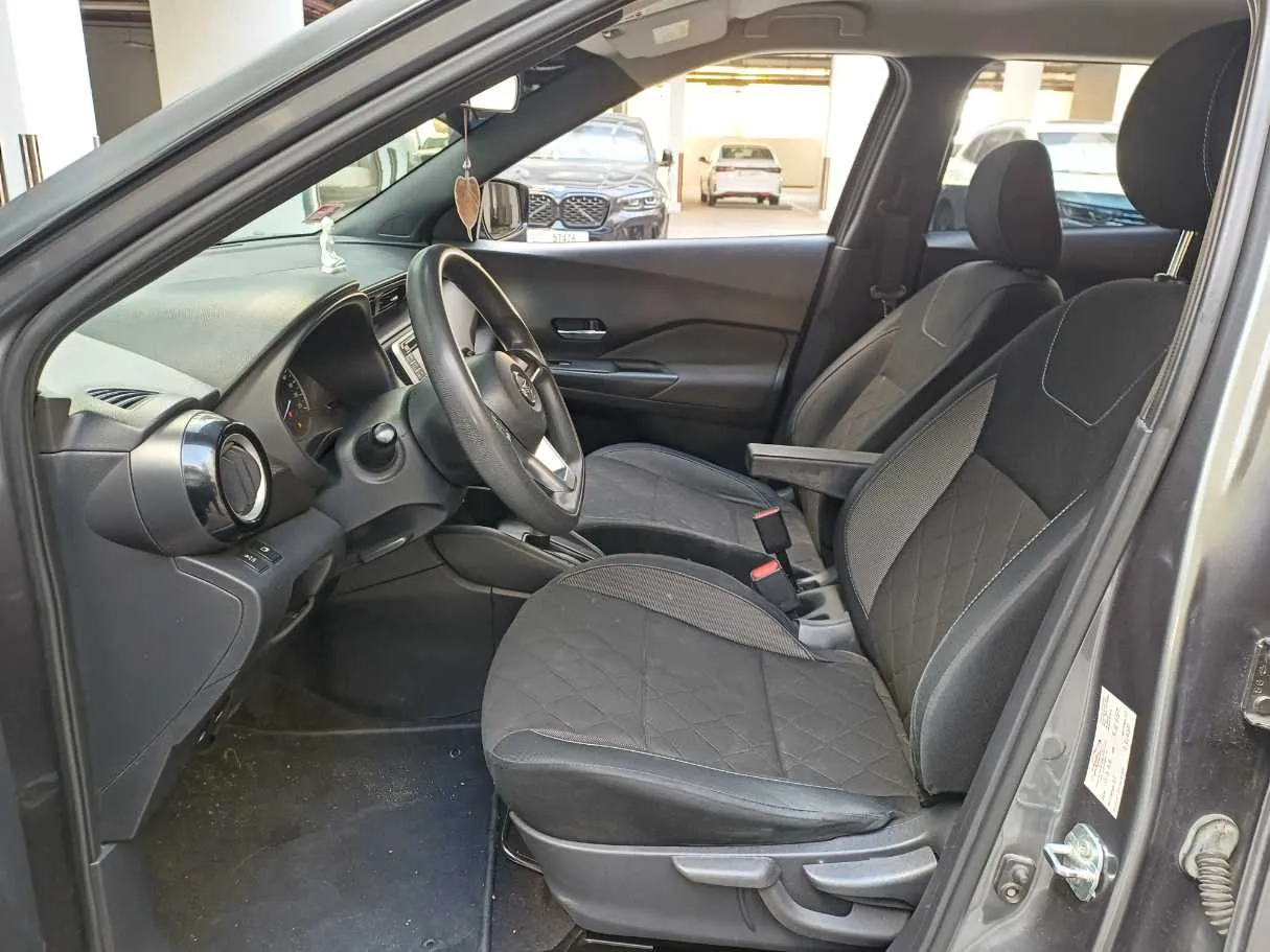 Car image 12
