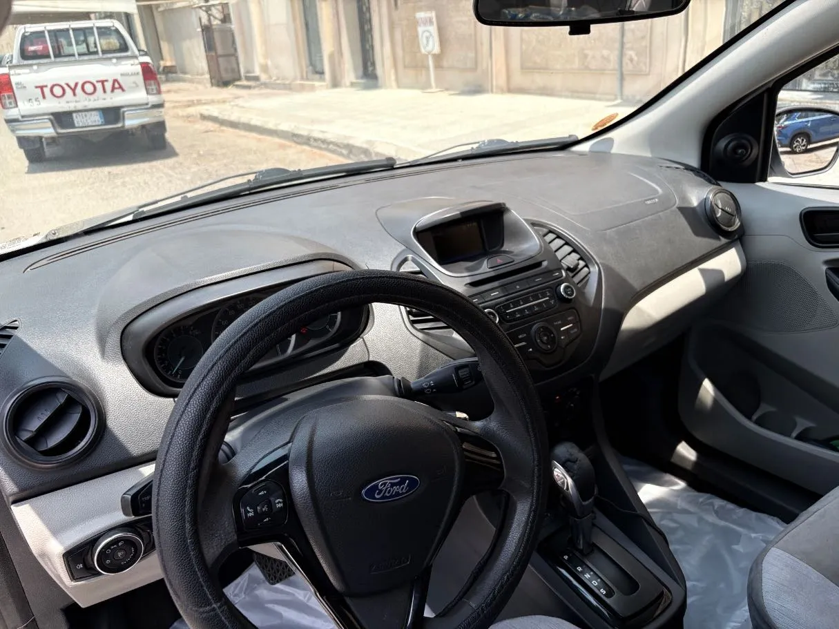 Car image 11